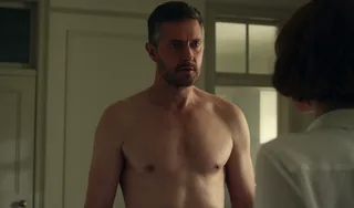 Richard Armitage nu por trás, costas musculosas e bunda em cena interior mal-humorada