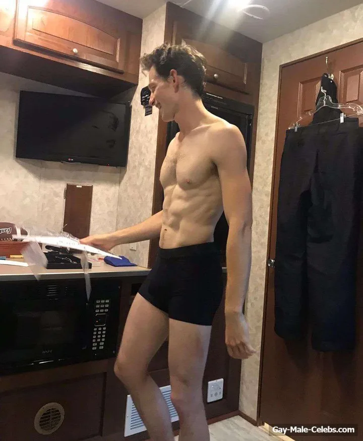 Ansel Elgort shirtless i sorte trusser, fremvisning skulpturelle abs og magert ben inde i en hyggelig trailer køkken