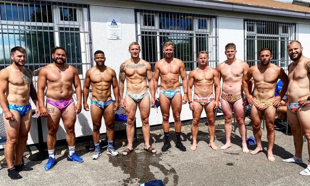 Hot straight guys i bittesmå badetøj poesing shirtless for kameraet udendørs