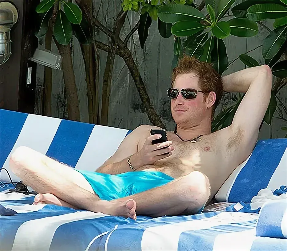 Prins Harry Shirless lounging på en stribet strand håndklæde