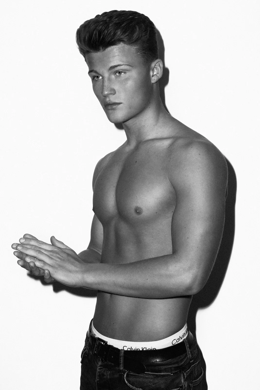 Zach Hartmans skulpturelle torso glimmer i sort og hvid, jeans lav, CK talje drilleri