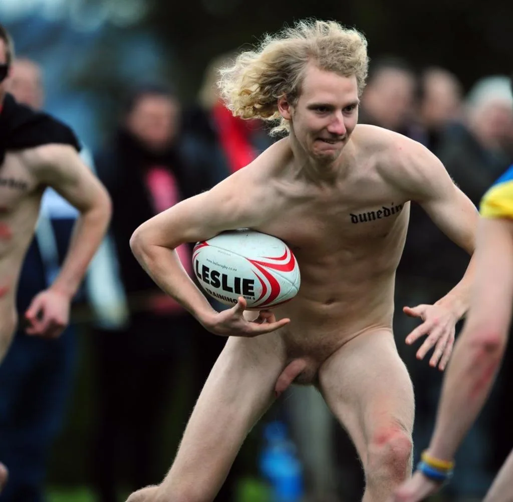 Blonde dreng kører nøgen med rugby bold, pik synlige midt-skridtet, pubes viser, intens vildt ansigt