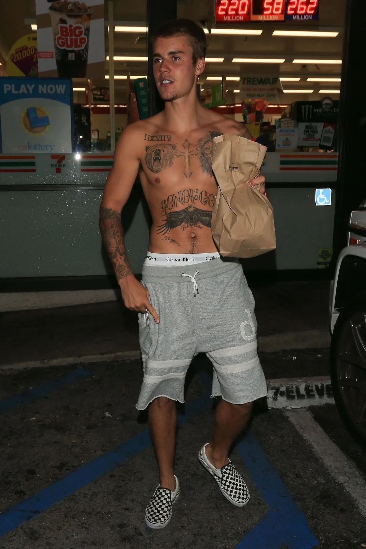 Justin Bieber Shirtless in Grey Shorts hält Takeaway bei 7-Eleven