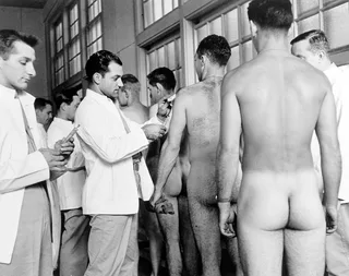 Recrutas do Exército Vintage despidas para exame médico. Clássicas vistas traseiras em preto e branco