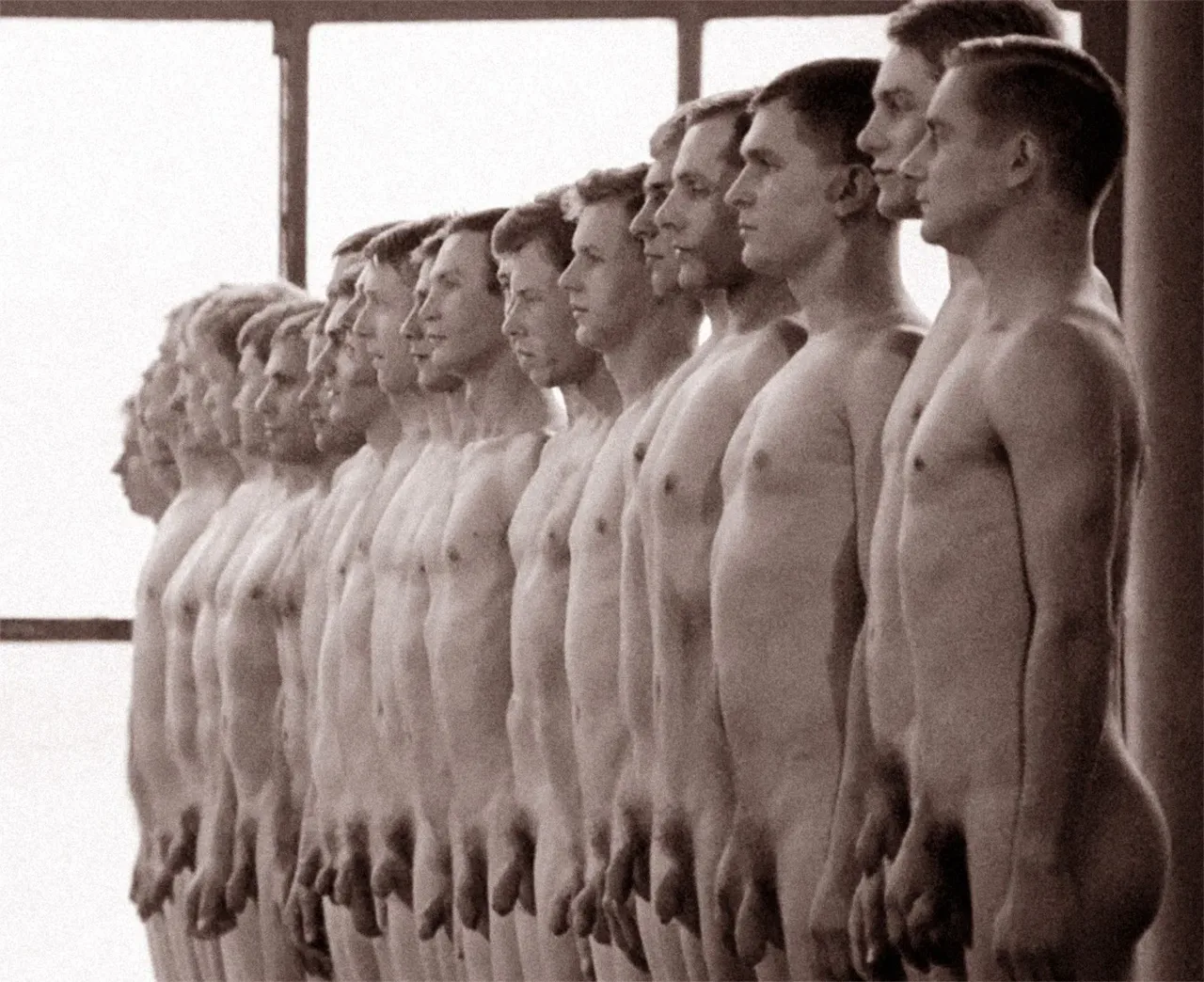 Reihe von alten armee-rekruten nackt für die medizinische untersuchung, klassische beefcake-körper-lineup