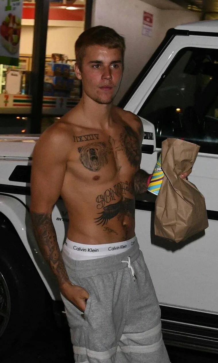 Justin Bieber Shirtless in Grey Shorts Holding Takeaway at 7-Eleven - photo 4