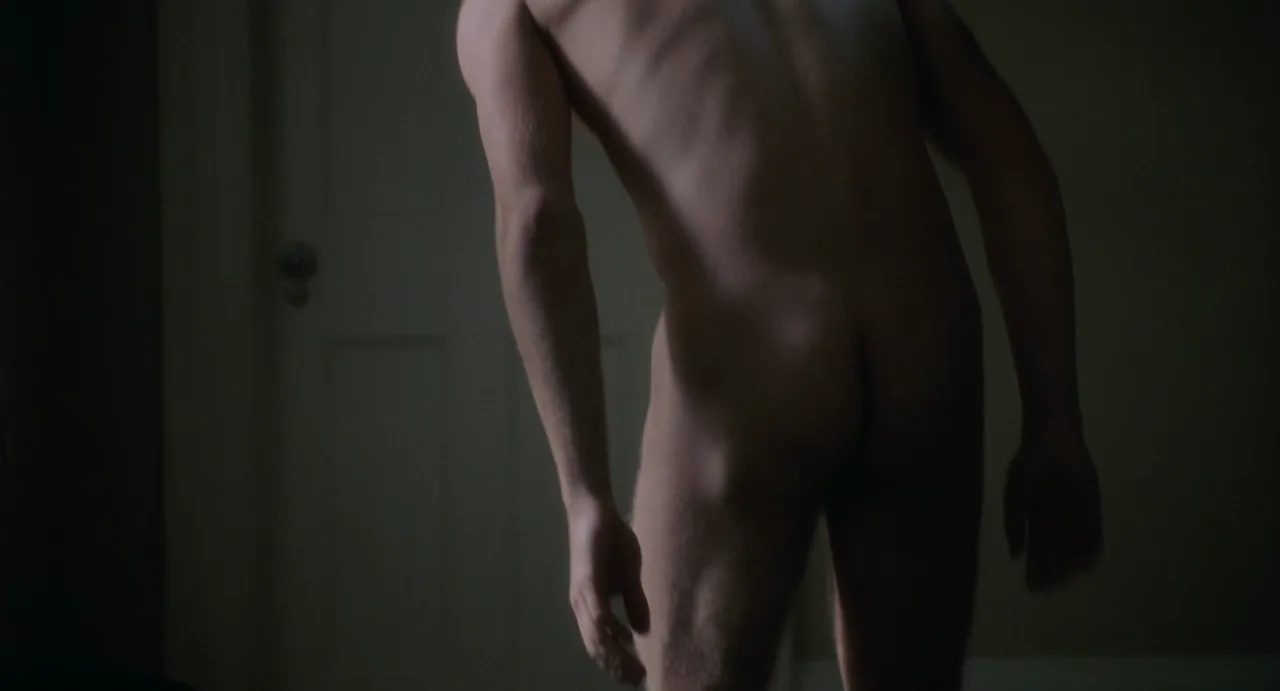 Ryan Phillipe naked from behind in a dim bedroom scene from ’54’ - photo 3