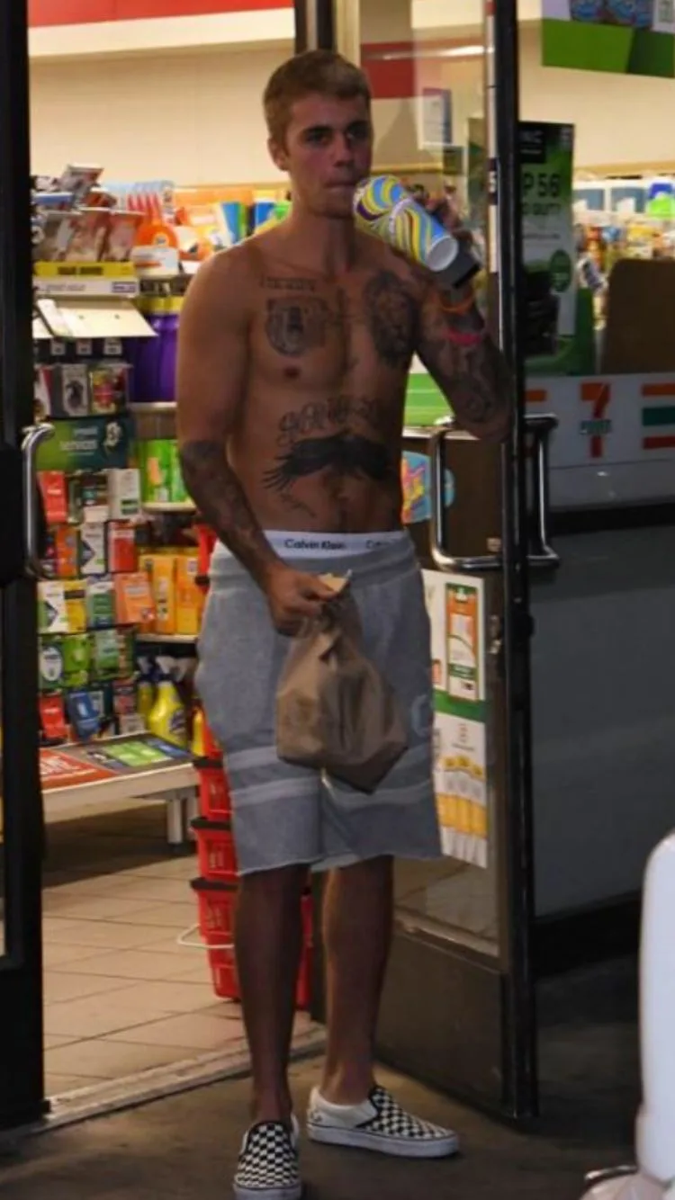 Justin Bieber Shirtless in Grey Shorts Holding Takeaway at 7-Eleven - photo 3