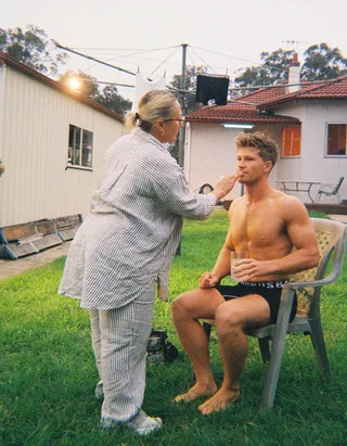 Robert Irwin Shirtless e Descalço na sessão de maquiagem Backyard