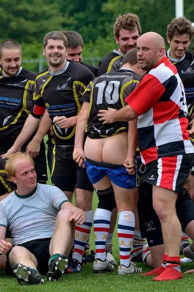 Rugby drenge i kit med cheeky bare røv på display mid- game