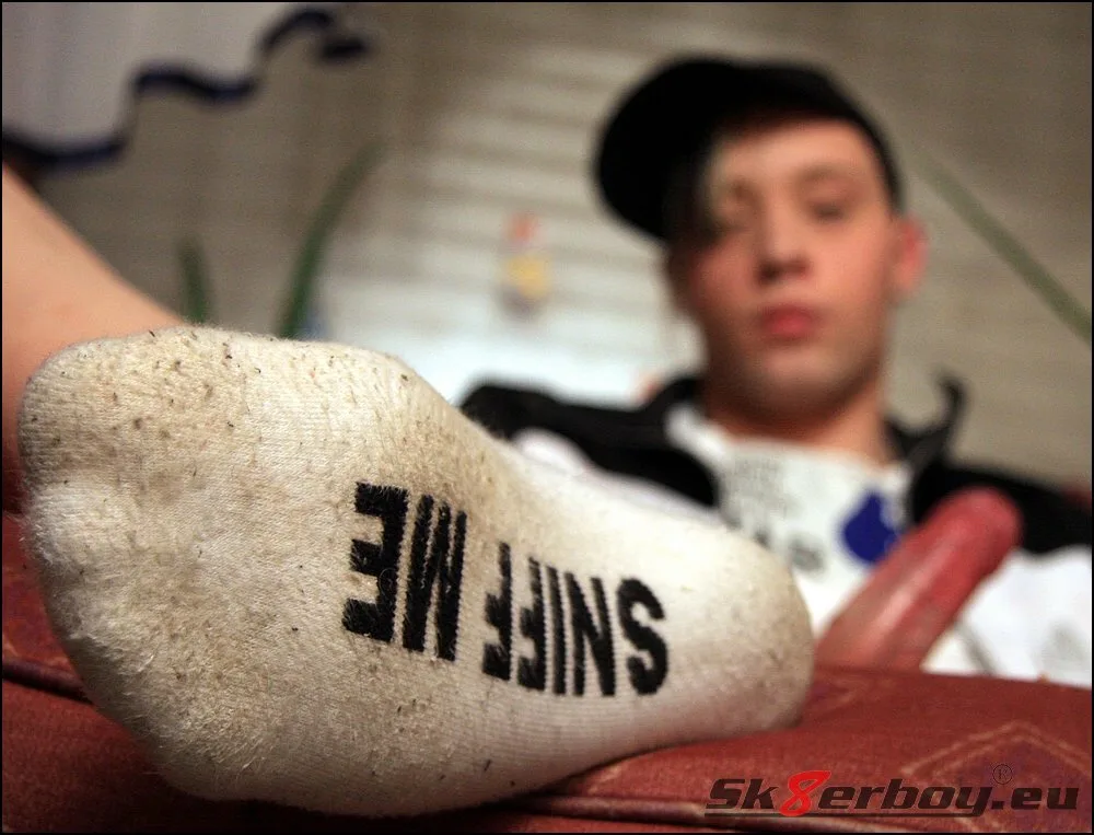 Dirty socked foot with "SNIFF ME" drwin, twardy kutas w dłoni, leniwy chłopak leżący z powrotem