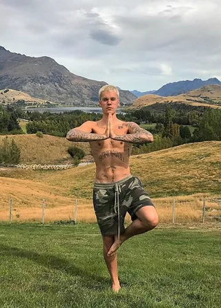 Justin Bieber Camisa Sem Balanceamento Descalço em Camo Shorts em Grassy Hill