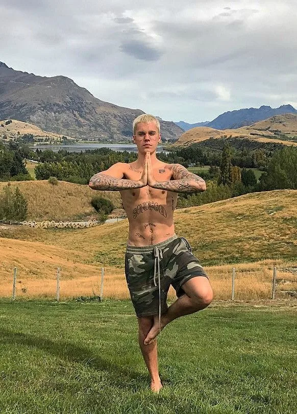 Justin Bieber Shirtless Balancing Barfuß in Camo Shorts auf Grassy Hill