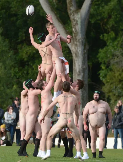 Uartige rugby drenge gå fuld frontal i mudret scrum med kugler i luften