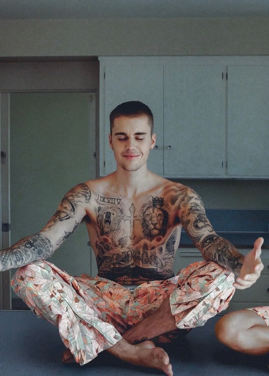 Justin Bieber hemdlos in Blumenhose mit Tattoos auf dem vollen Display