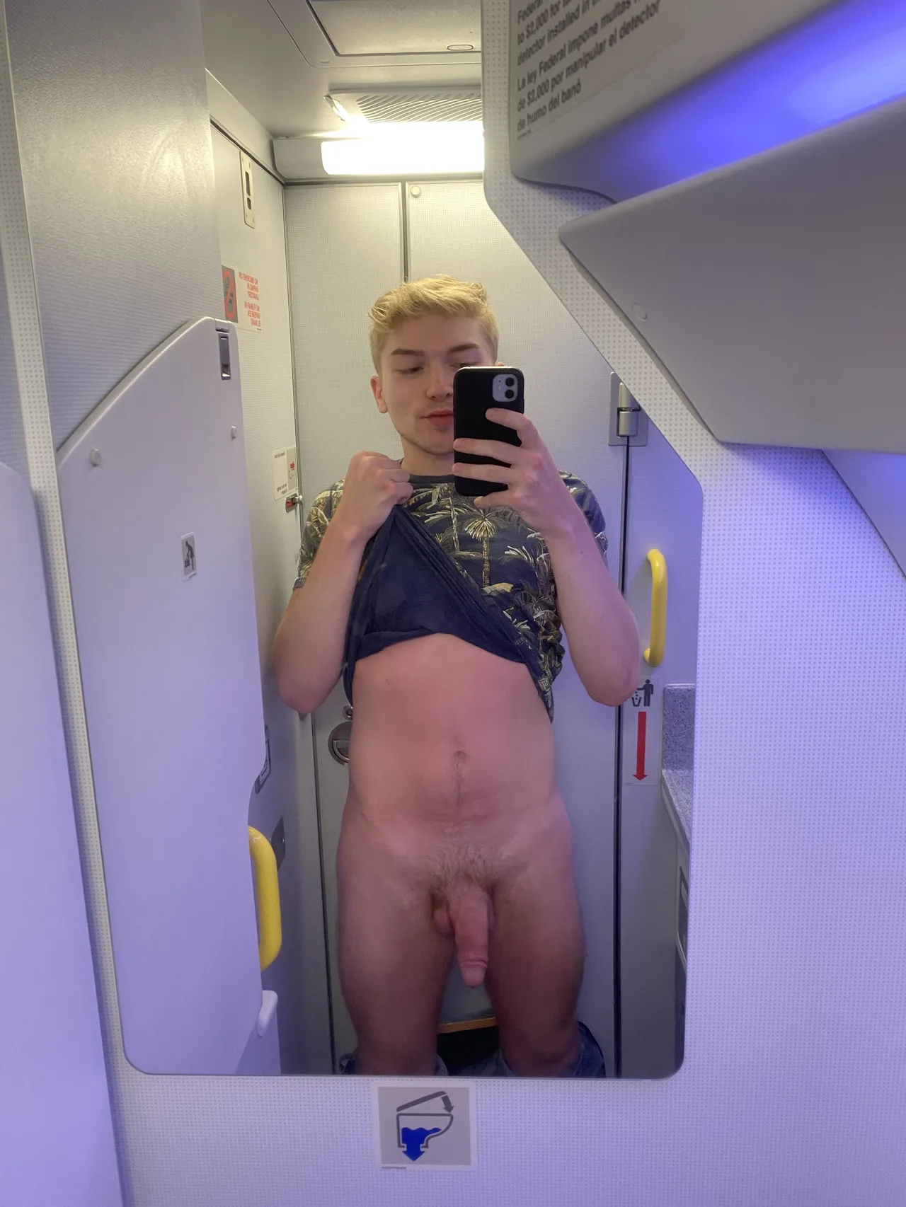 Blonde kerl blinkt harten schwanz im flugzeug badezimmer spiegel selfie, hemd angehoben, scham sichtbar