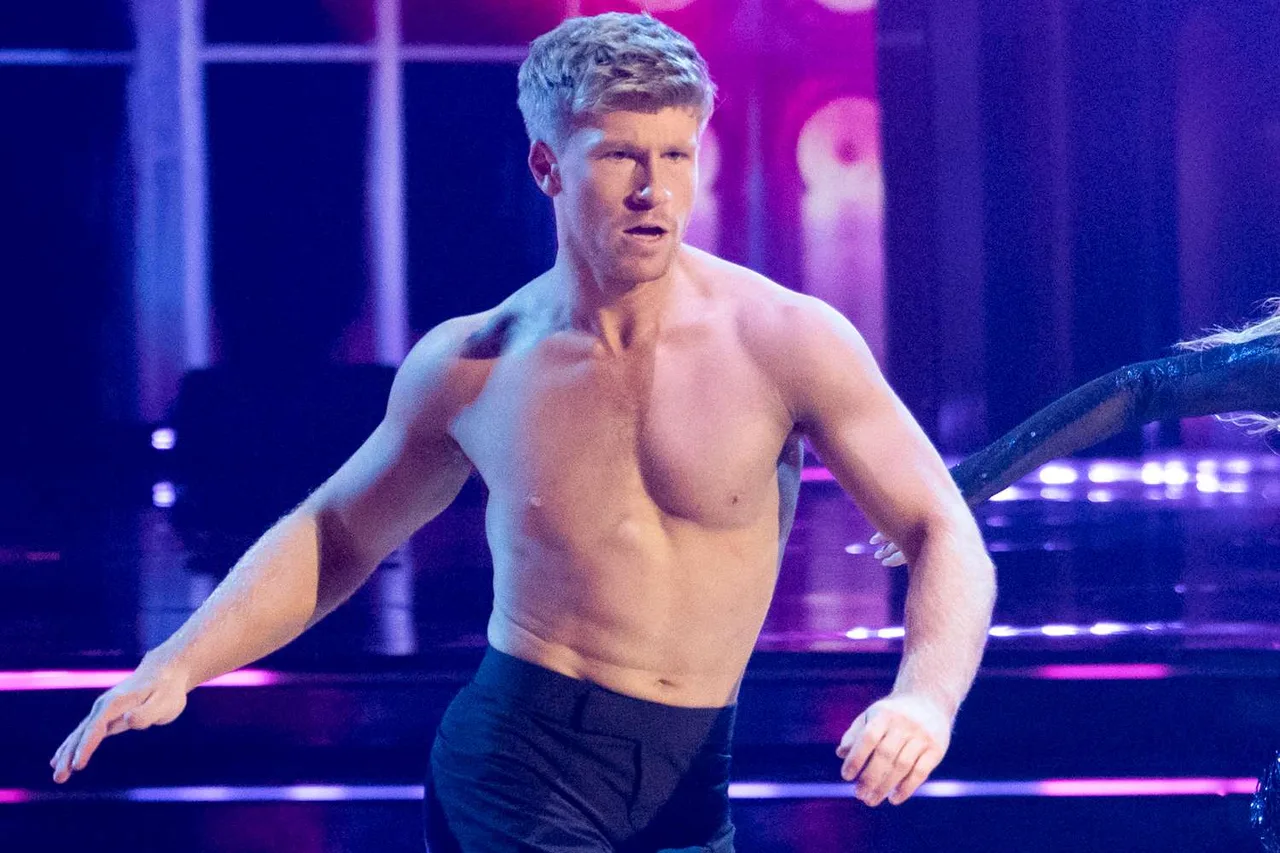 Robert Irwin sem camisa e suando no meio da dança em um palco roxo-lit