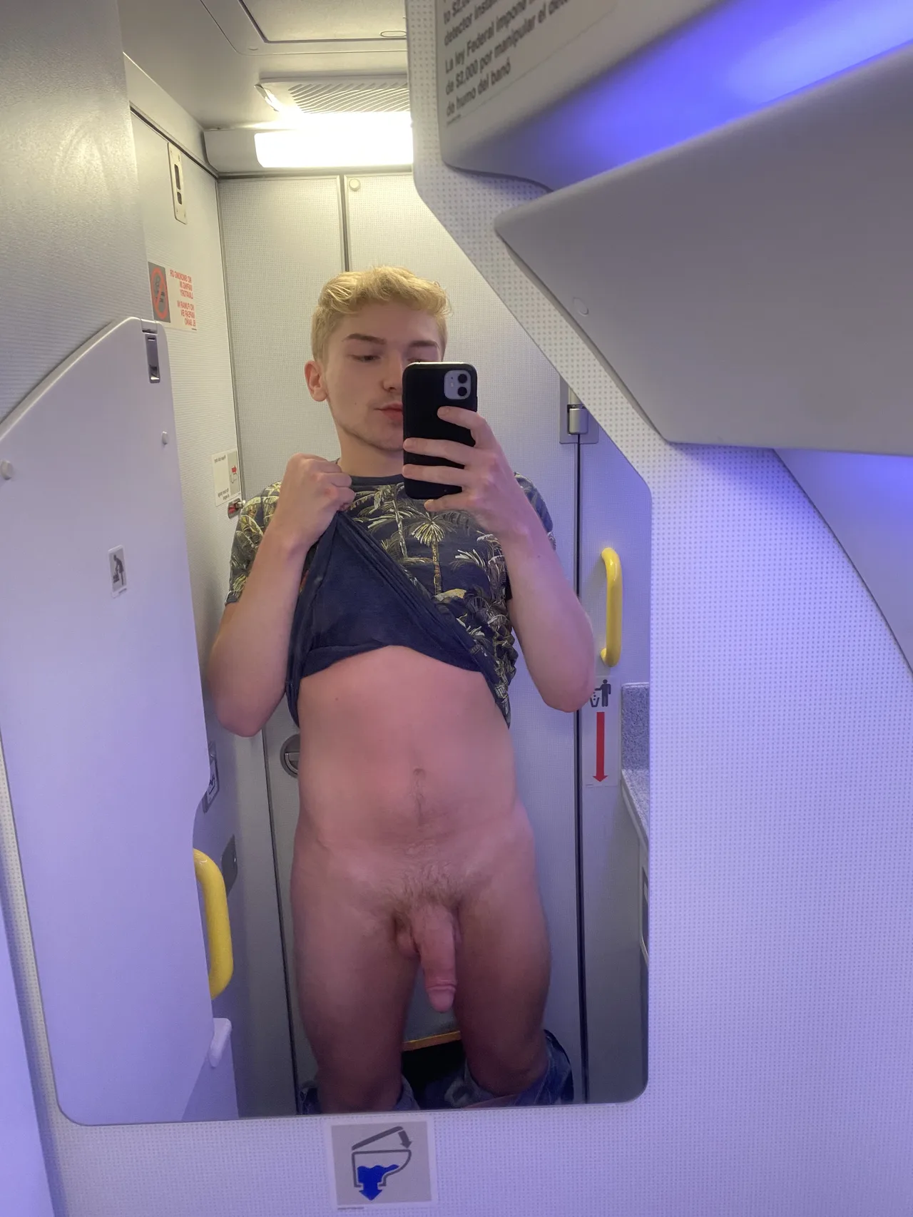 Blond cara flashes pau duro no avião banheiro espelho selfie, camisa levantada, bolas visíveis