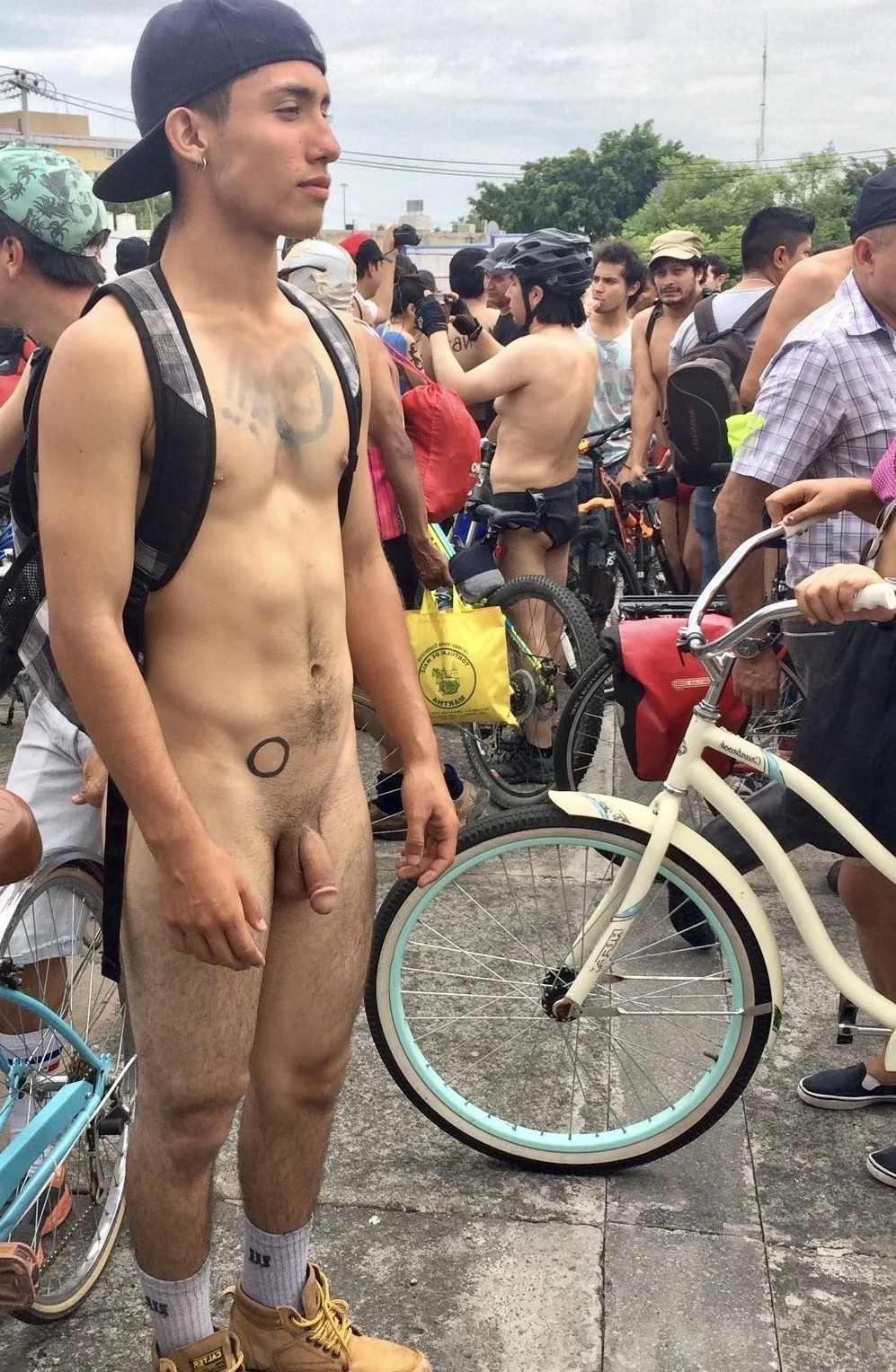Harter schwanz kerl in rückwärtskappe zeigt volle frontale nacktheit beim fahrrad sammeln
