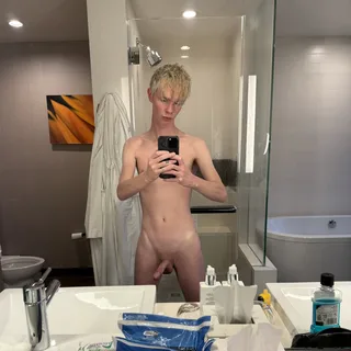 Blond Twink leva selfie espelho mostrando pau duro e bunda no banheiro do hotel