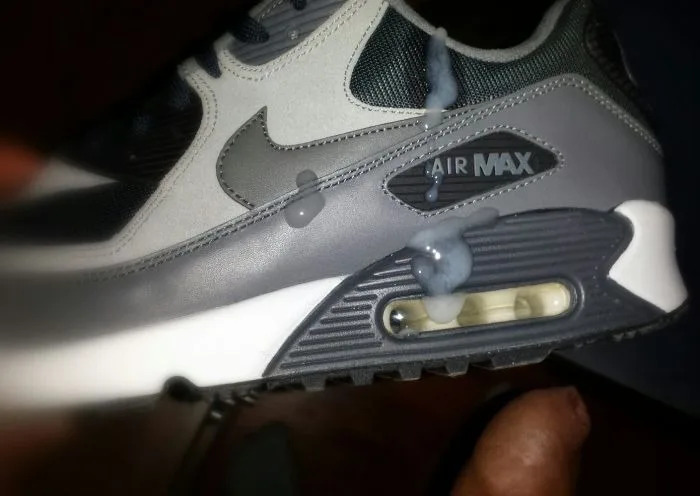 Facet Nike Air Max trampki krople spermy na podeszwie, stopy podglądanie poniżej