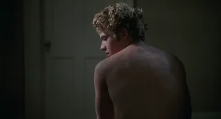 Ryan Phillipe nu por trás em uma cena de quarto escuro de '54'