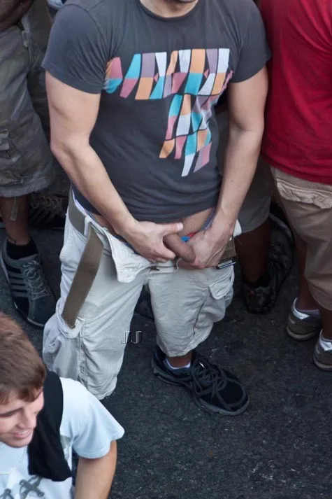 Cara de shorts e tee gráfico ajusta seu pau duro em público