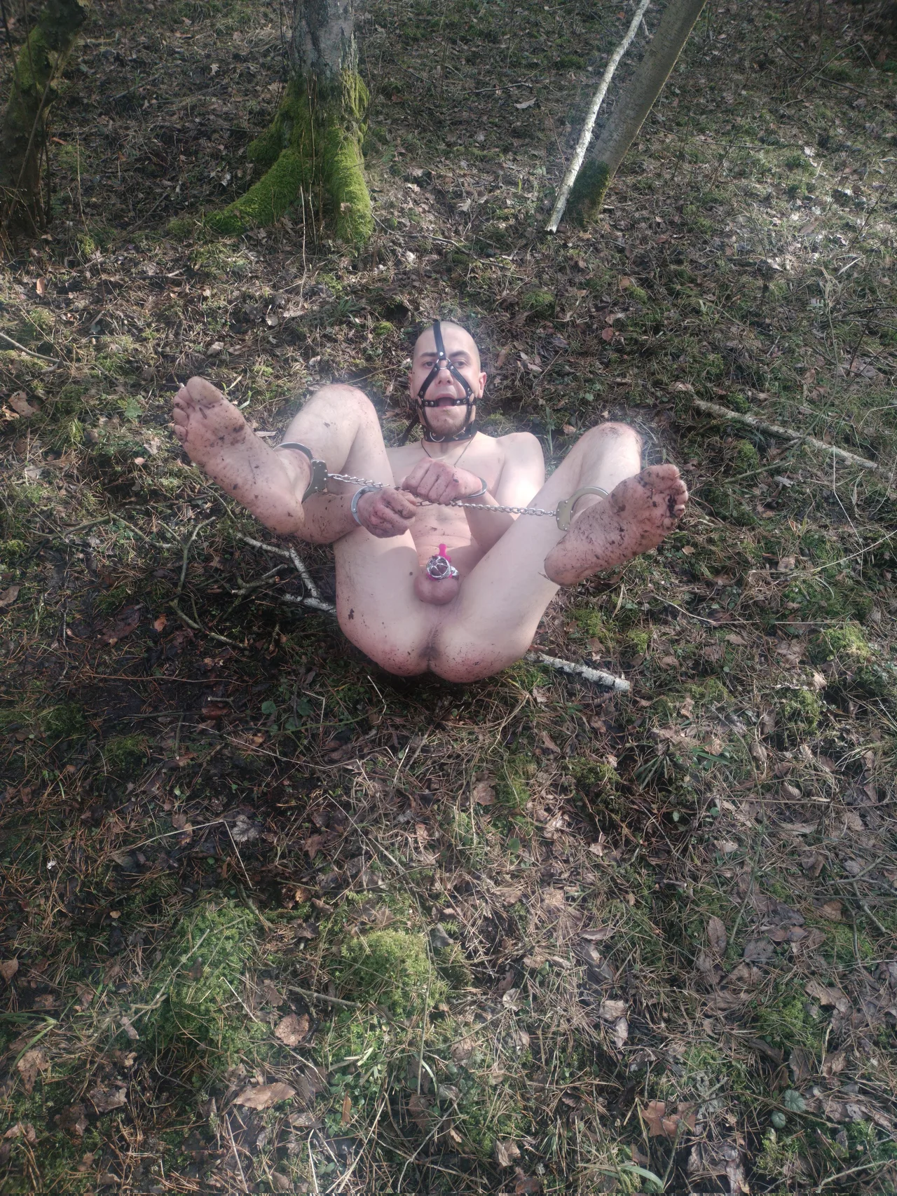 Bundet og spredt i skoven, denne fyr har kink skrevet over hele hans mudrede hud og metal begrænsninger.