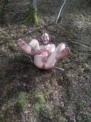 Preso e espalhado na floresta, esse cara tem uma mancha escrita em toda sua pele lamacenta e amarras de metal.