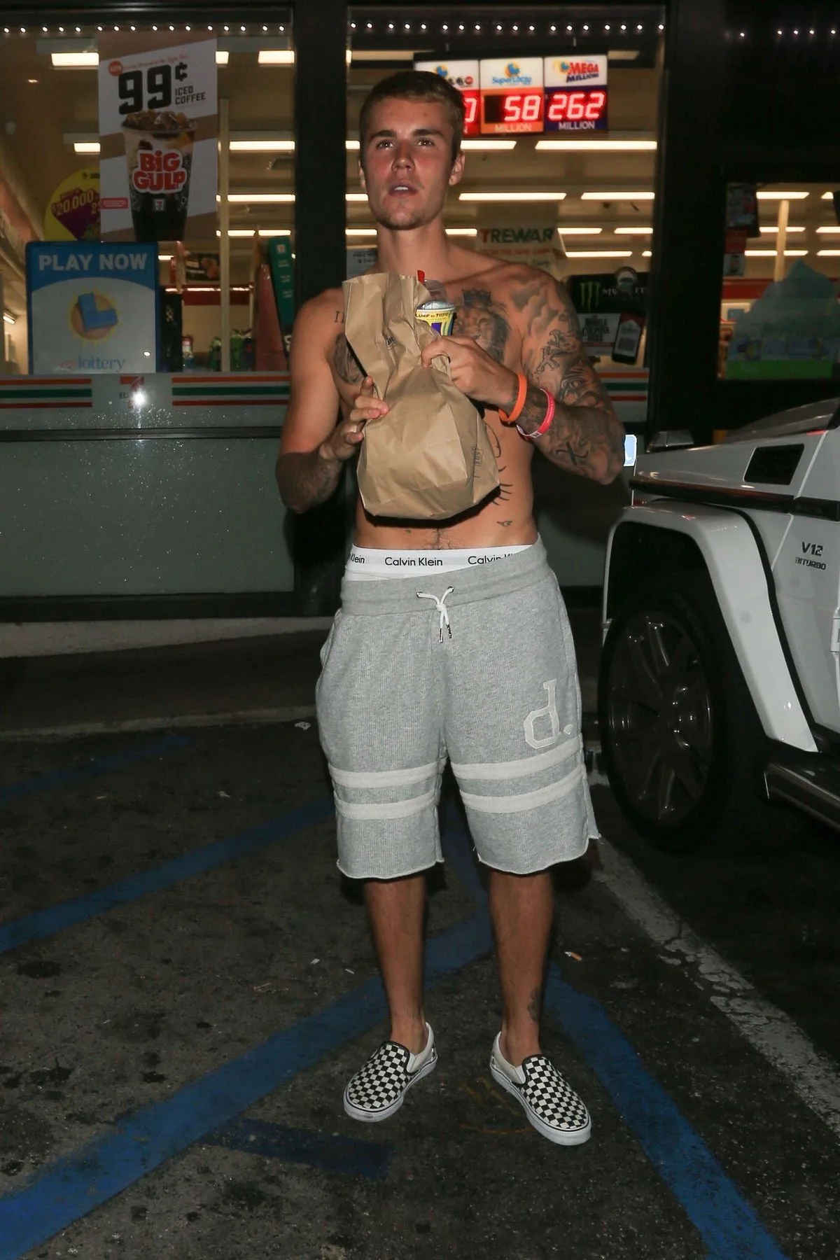 Justin Bieber Shirtless in Grey Shorts Holding Takeaway at 7-Eleven - photo 2