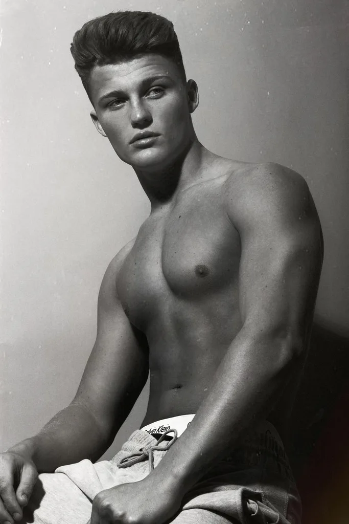 Zach Hartman 's mejslet torso og selvsikker blik i lav- slung Calvin Klein shorts