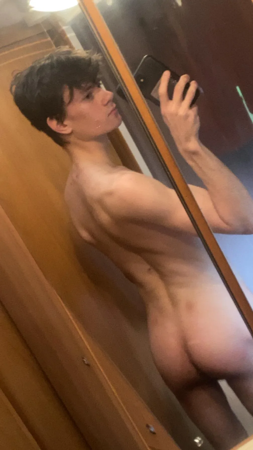 Skinny Twink leva selfies espelho mostrando seu pau duro e bunda apertada no banheiro