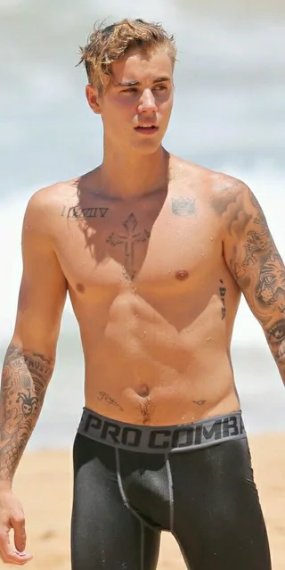 Justin Bieber Shirtless em Beach em Pro Combat Briefs