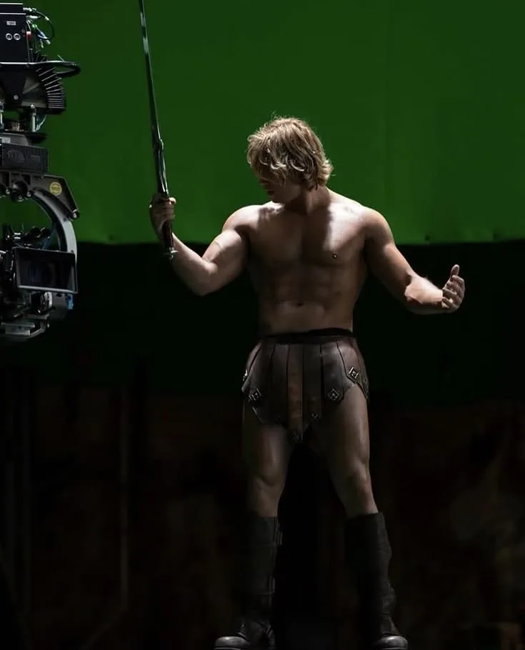 Nicholas Galitzine Shirtless in Pose guerriero con spada sul set