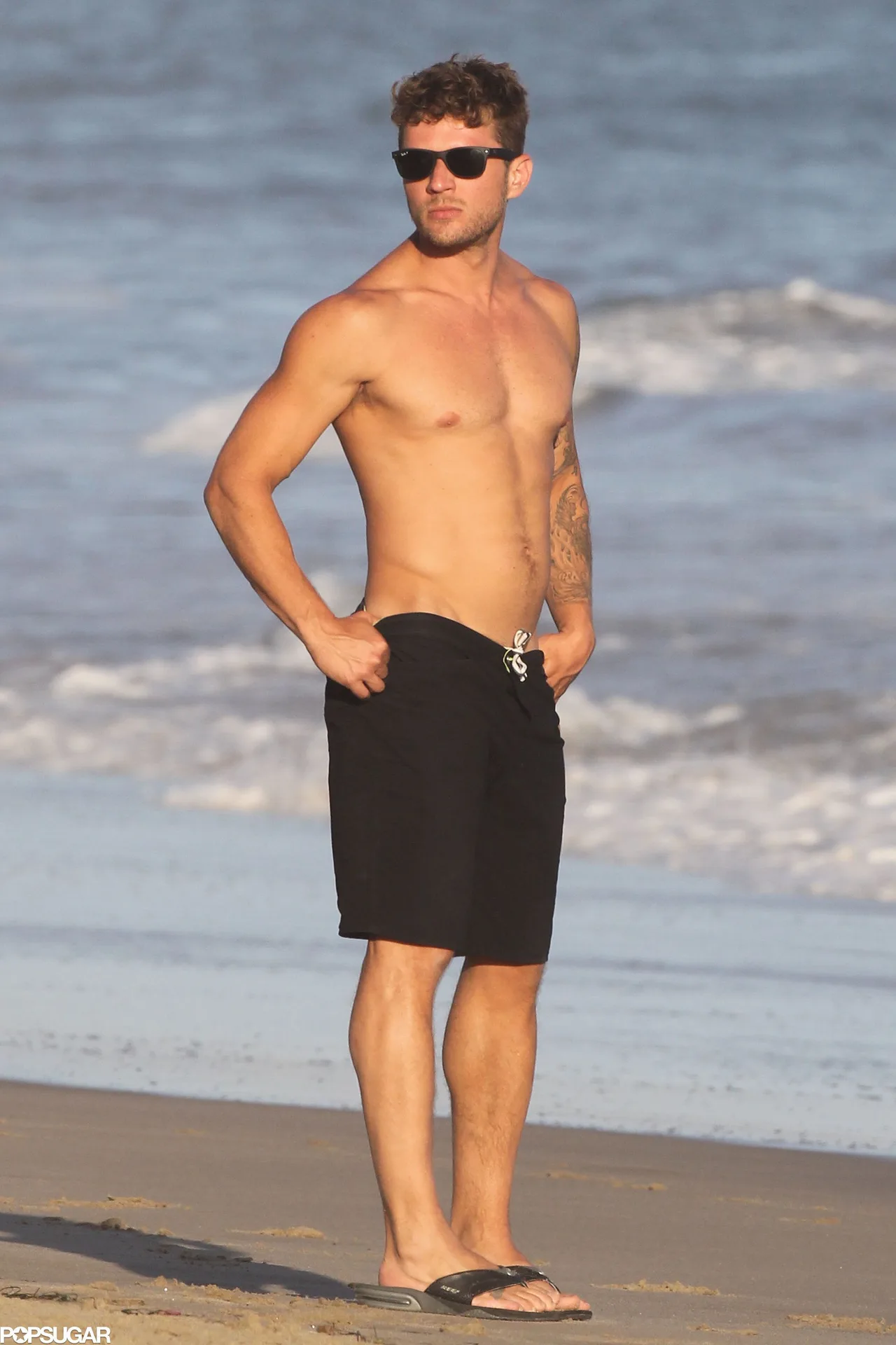 Ryan Phillipe Shirtless na praia em Black Swim Trunks