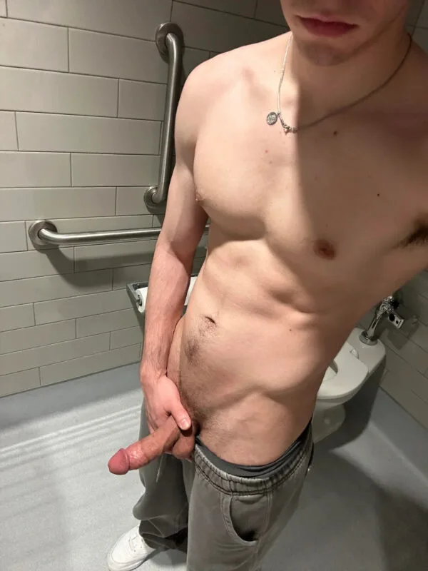 グレーのスウェットを脱いで全裸で勃起を披露する男