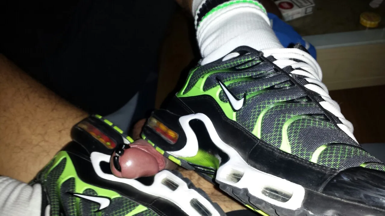 Twardy kogut podglądanie spod neon trampki jak koleś lounges boso w skarpetach