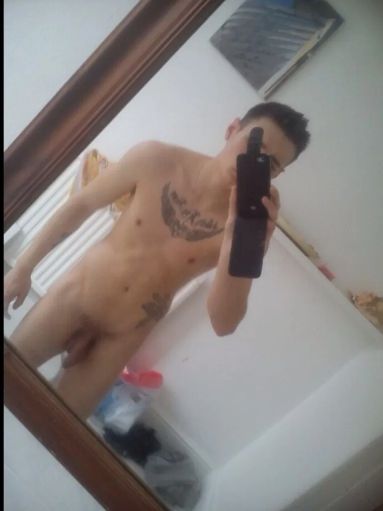 Hot ung dreng tager et spejl selfie viser sin hårde pik og tatoveret bryst