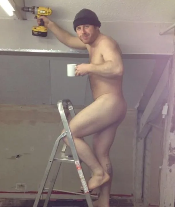 Niegrzeczny handyman nagi na drabinie trzymając wiertło i kubek kawy z bezczelnym uśmiechem