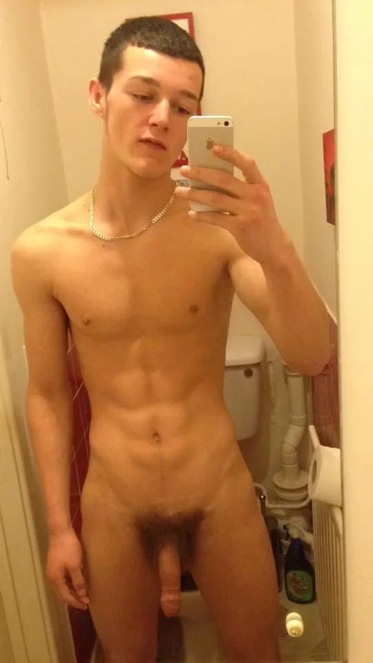 Skjult scally dreng tager spejl selfie viser hård pik og tonede abs i badeværelset