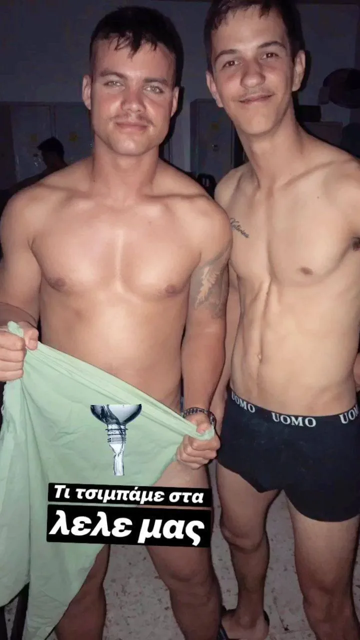 Dois rapazes sem camisa posando perto, uma toalha verde piscando sobre sua virilha, outra em cuecas UOMO sorrindo