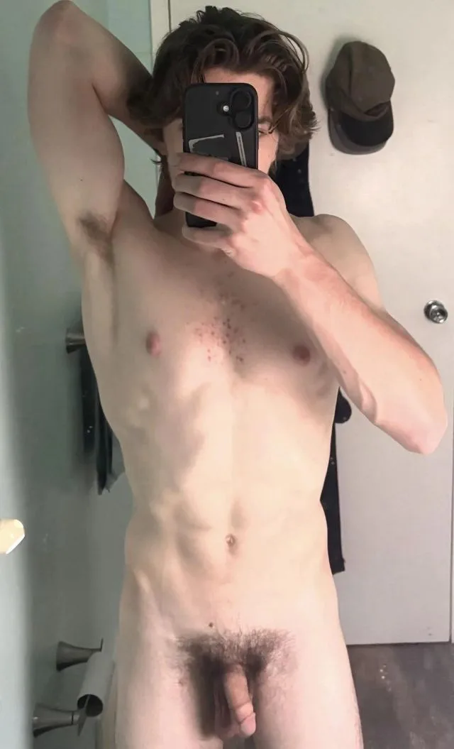 Garoto tímido tira selfie no espelho exibindo seu pau duro e buço peludo no banheiro privado