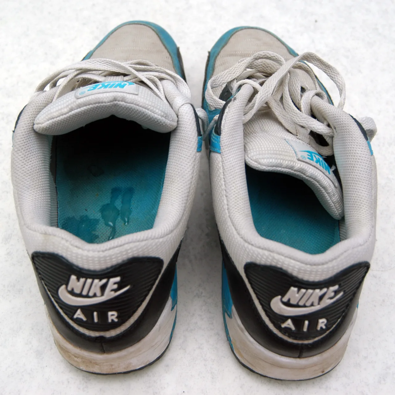 Dirty Nike Air Max adidasy nasączone spermą wewnątrz wkładek, fetysz stóp flirt