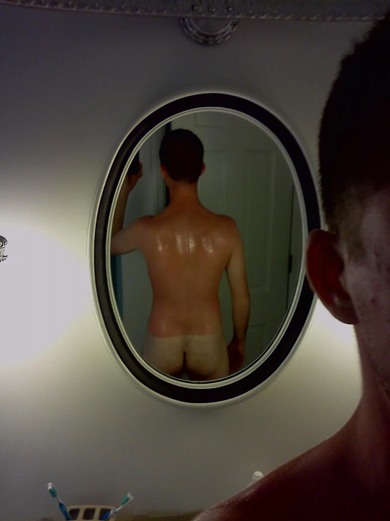 Amateur guy takes a steamy bathroom mirror selfie showing his bare back and ass