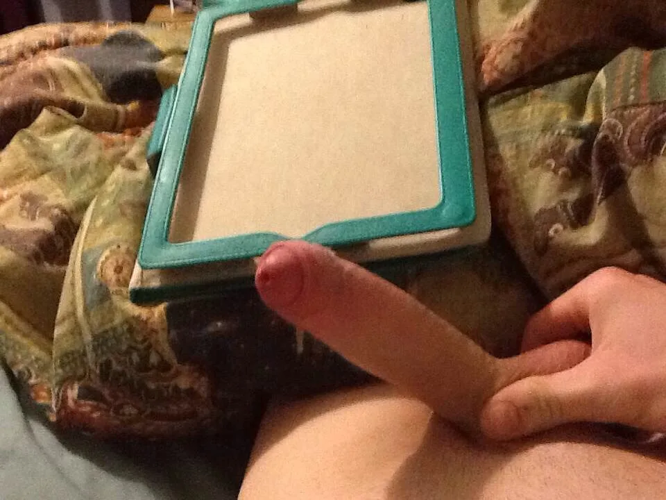 Hård pik selfie med tablet i sengen, amatør fyr viser sin erektion