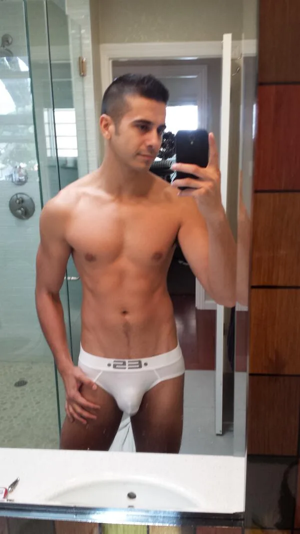 Hot amatør fyr tager spejl selfie i hvide trusser, viser sine tonede abs og behåret spor