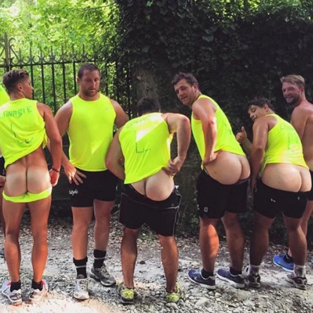 Cheeky drenge i neon tanke blinke deres faste røv til kameraet udendørs