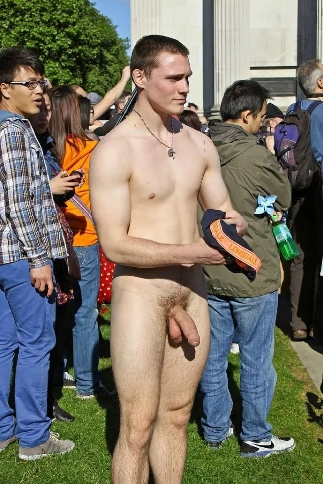 Cara duro e sem camisa ao ar livre segurando seus shorts, exposição frontal nua