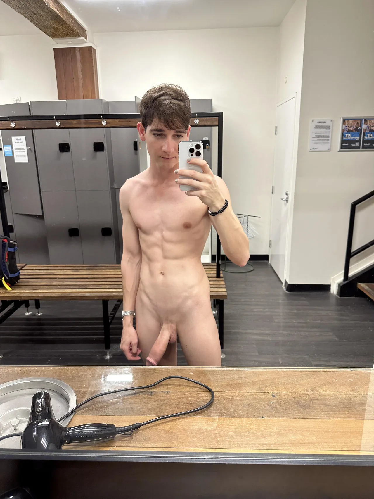 Harde pik spiegel selfie in de kleedkamer, volledige frontale naakt man pronken met zijn lichaam