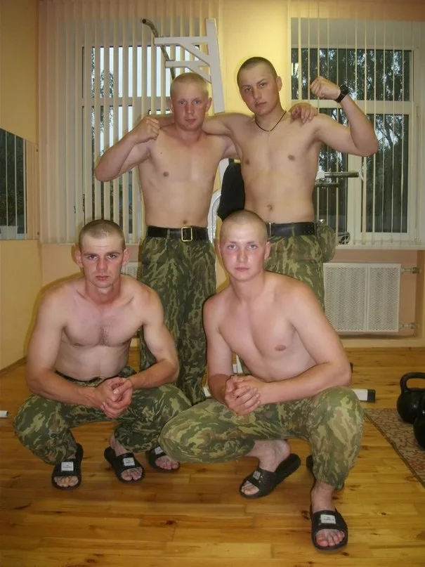Fire shirtless military- stil fyre i camo bukser poserer bare- chested med sorte bælter og dias